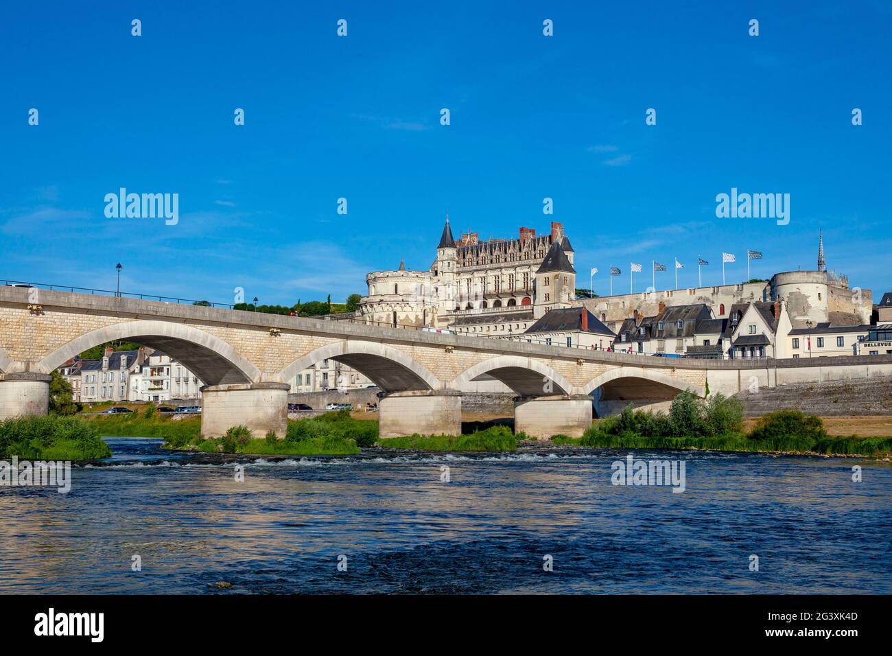 Amboise (Mittelfrankreich): Das Chateau d’Amboise und die Stadt am Ufer der Loire. Überblick über die Brücke über die Loire, das castl Stockfoto