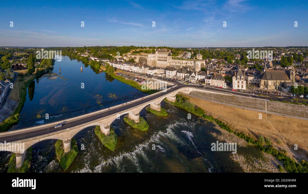 Amboise (Zentralfrankreich): Luftaufnahme des Schlosses „Chateau d’Amboise“ und der Stadt am Ufer der Loire. Übersicht über die Brücke über die Th Stockfoto