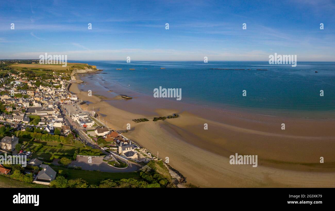 Arromanches (Normandie, Nordwestfrankreich): Dorf, Strand und Überreste des künstlichen Hafens von Mulberry B (nicht für Postkartenproduktionen verfügbar) Stockfoto