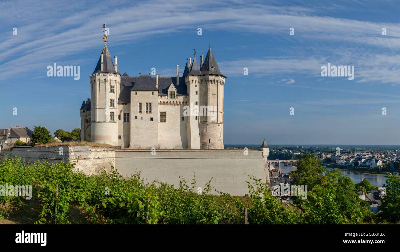 Saumur (Nordwestfrankreich): Das Schloss und die Ufer der Loire. Das Loire-Tal ist als UNESCO-Weltkulturerbe registriert, lebendes Cul Stockfoto