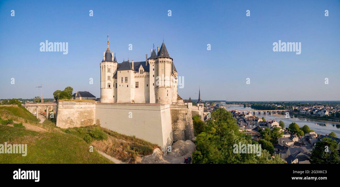 Saumur (Nordwestfrankreich): Das Schloss und die Ufer der Loire. Das Loire-Tal ist als UNESCO-Weltkulturerbe registriert, lebendes Cul Stockfoto