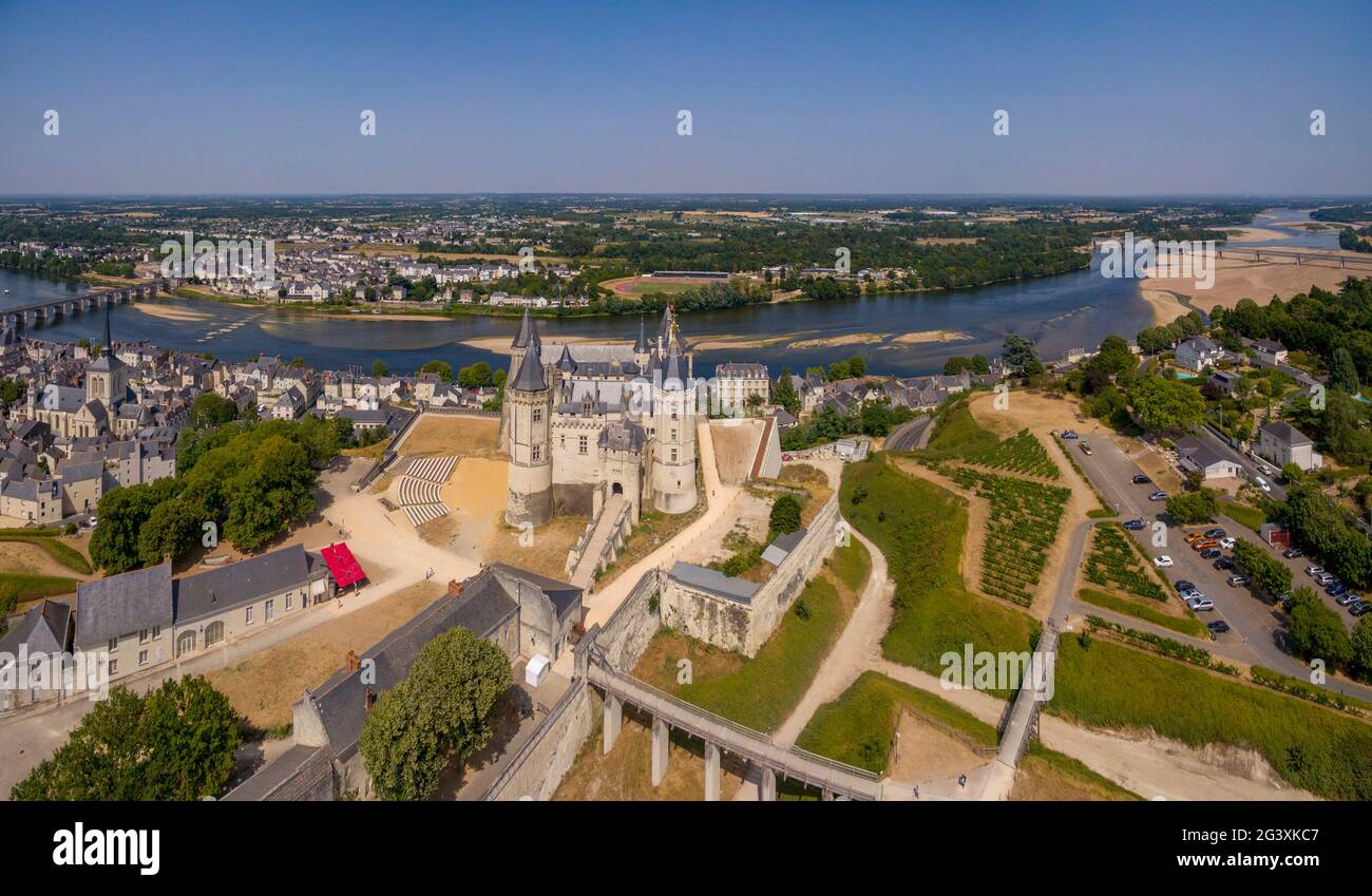 Saumur (Nordwestfrankreich): Luftaufnahme des Schlosses und der Loire-Ufer. Das Loire-Tal ist als UNESCO-Weltkulturerbe S registriert Stockfoto