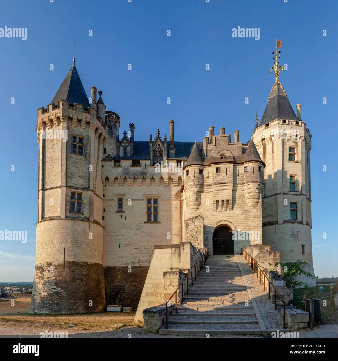 Saumur (Nordwestfrankreich): Das Schloss und die Ufer der Loire. Das Loire-Tal ist als UNESCO-Weltkulturerbe registriert, lebendes Cul Stockfoto