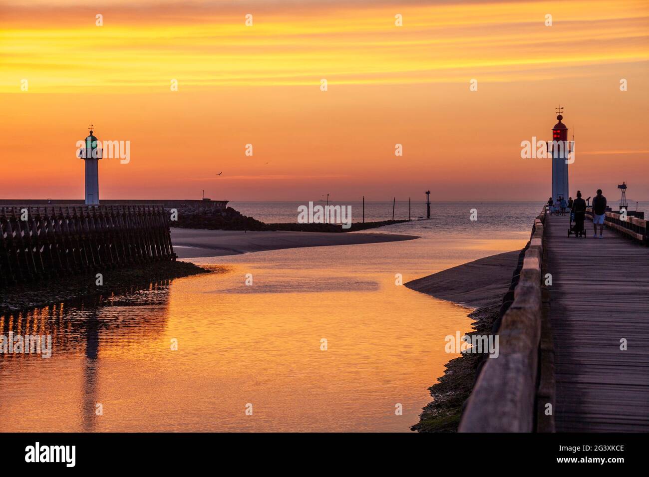 Trouville (Normandie, Nordwestfrankreich): Übersicht über die Pfeiler mit Leuchttürmen aus dem Fischereihafen und das Meer bei Sonnenuntergang. (Nicht verfügbar für postc Stockfoto