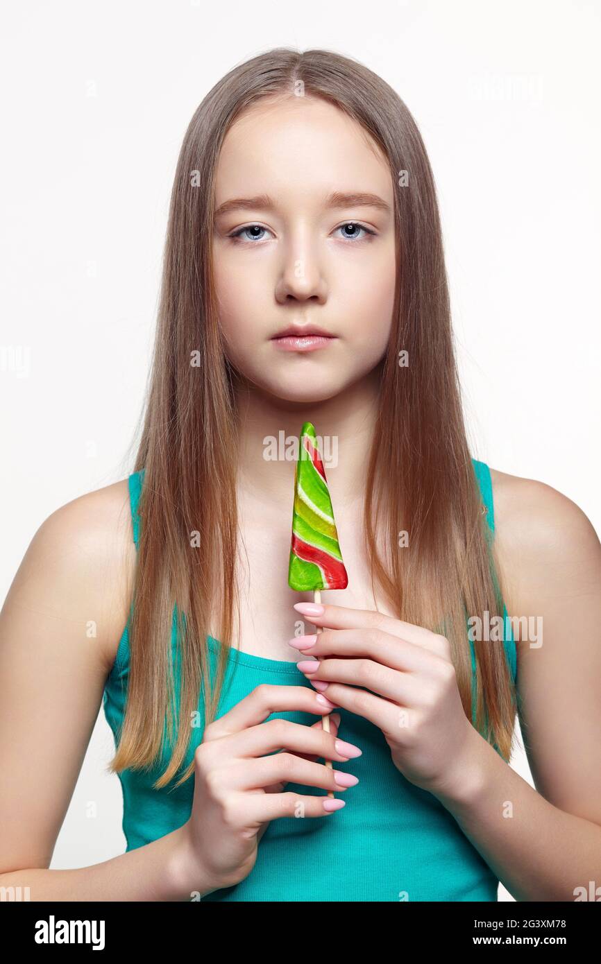 Teenager Mädchen mit Lutscher in den Händen. „Sweet Tooth“-Konzept Stockfoto