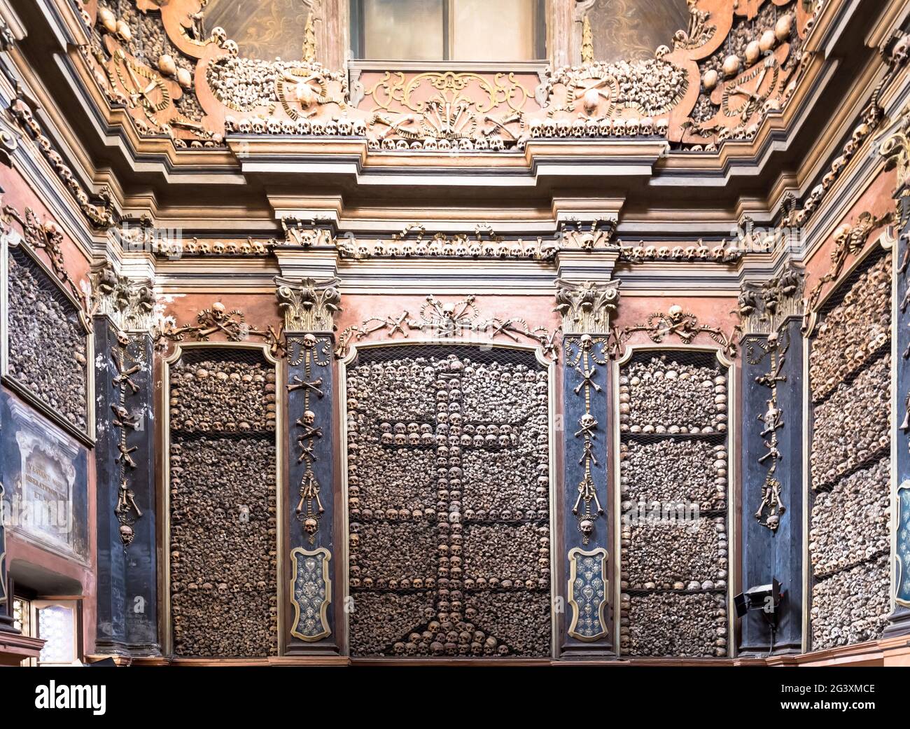 Mailand, Italien. Beinhaus-Kapelle in der Kirche San Bernardino alle Ossa. Stockfoto