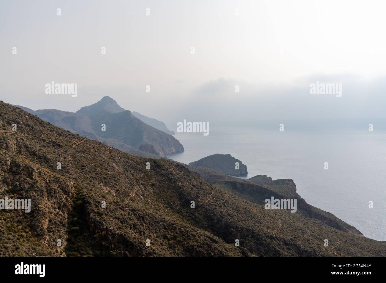 Wilde Berg- und Hügellandschaft an der Küste von Murcia mit Klippen und kleinen einsamen Buchten Stockfoto