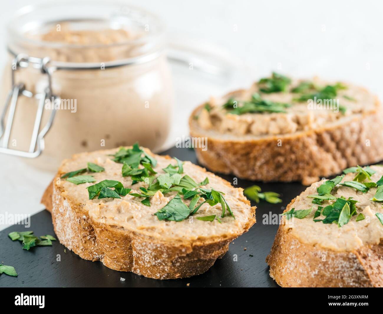 Hausgemachte putenpastete auf Brot Stockfoto