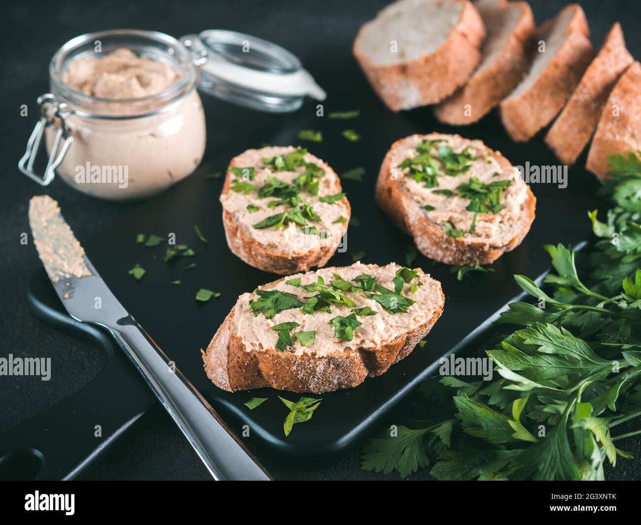 Hausgemachte putenpastete auf Brot Stockfoto