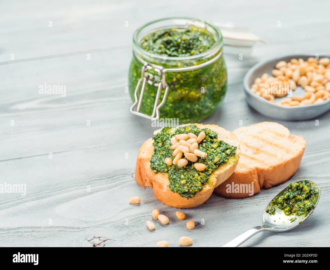 Baguette Brot mit frischem Pesto Stockfoto