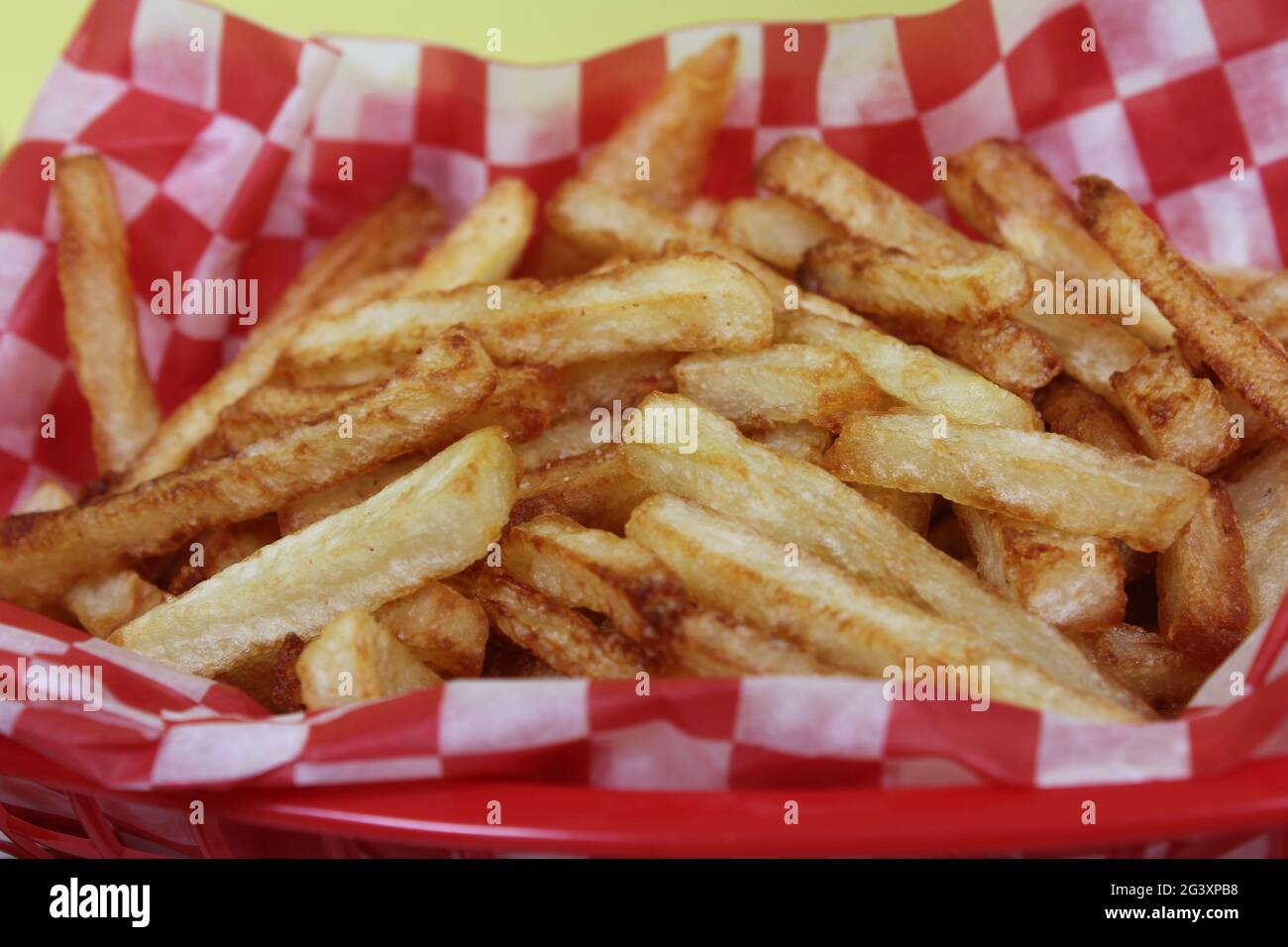 Pommes Frites im Retro Cafe Stockfoto