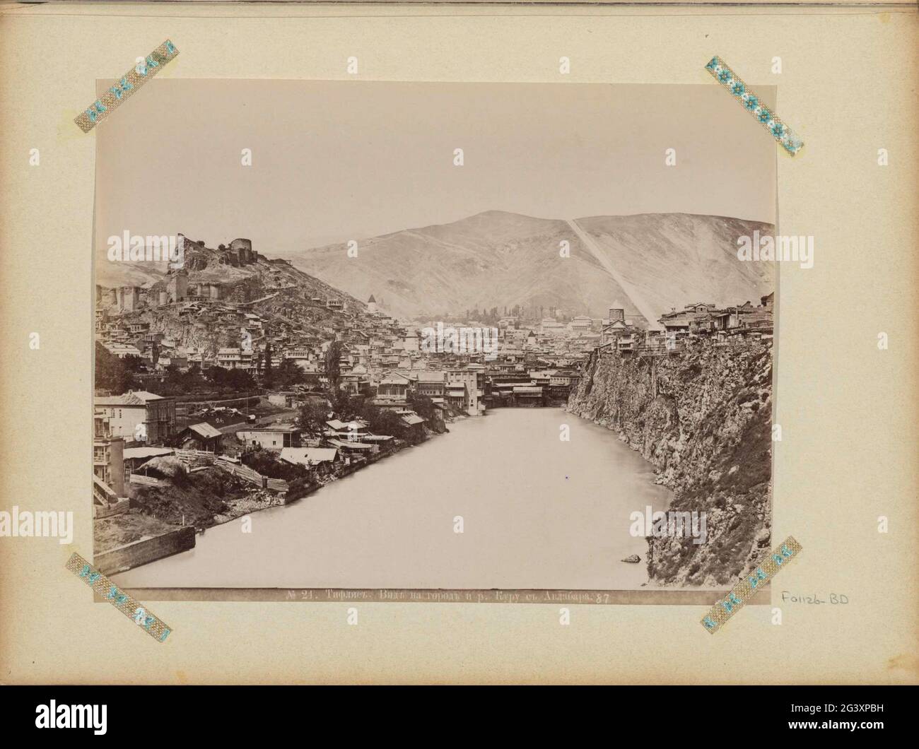 Gesicht auf tiflis und der Koera; Tiflis, wid nach Gorod i r Koeroe s awlabawa. Teil des Fotoalbums mit Aufnahmen von Sehenswürdigkeiten in Georgien, St. Petersburg und Moskau. Stockfoto