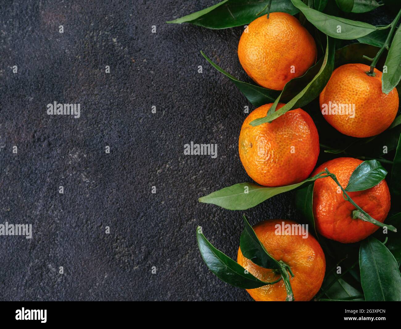 Mandarinen, Orangen, Mandarinen auf schwarzem Hintergrund Stockfoto