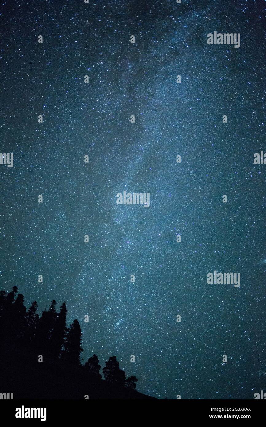 Milchstraßengalaxie in Bergen in der nördlichen Hemisphäre. Nachthimmel im Hochland im Sommer. Konzept - Studium der Astronomie. Stockfoto