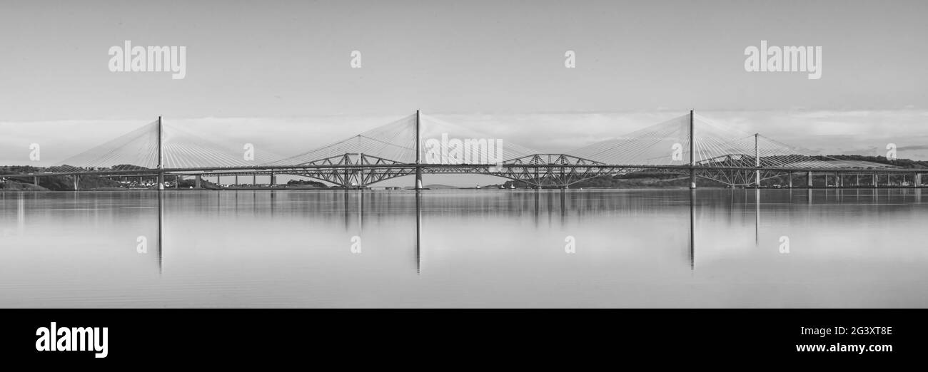 Brücken über Firth of Forth, Schottland - monochrom Stockfoto