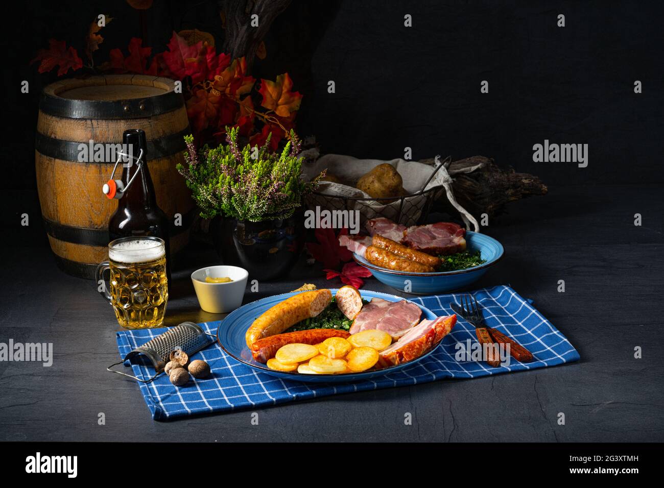 Köstlicher oldenburger Grünkohl mit Pinkelwurst Stockfoto