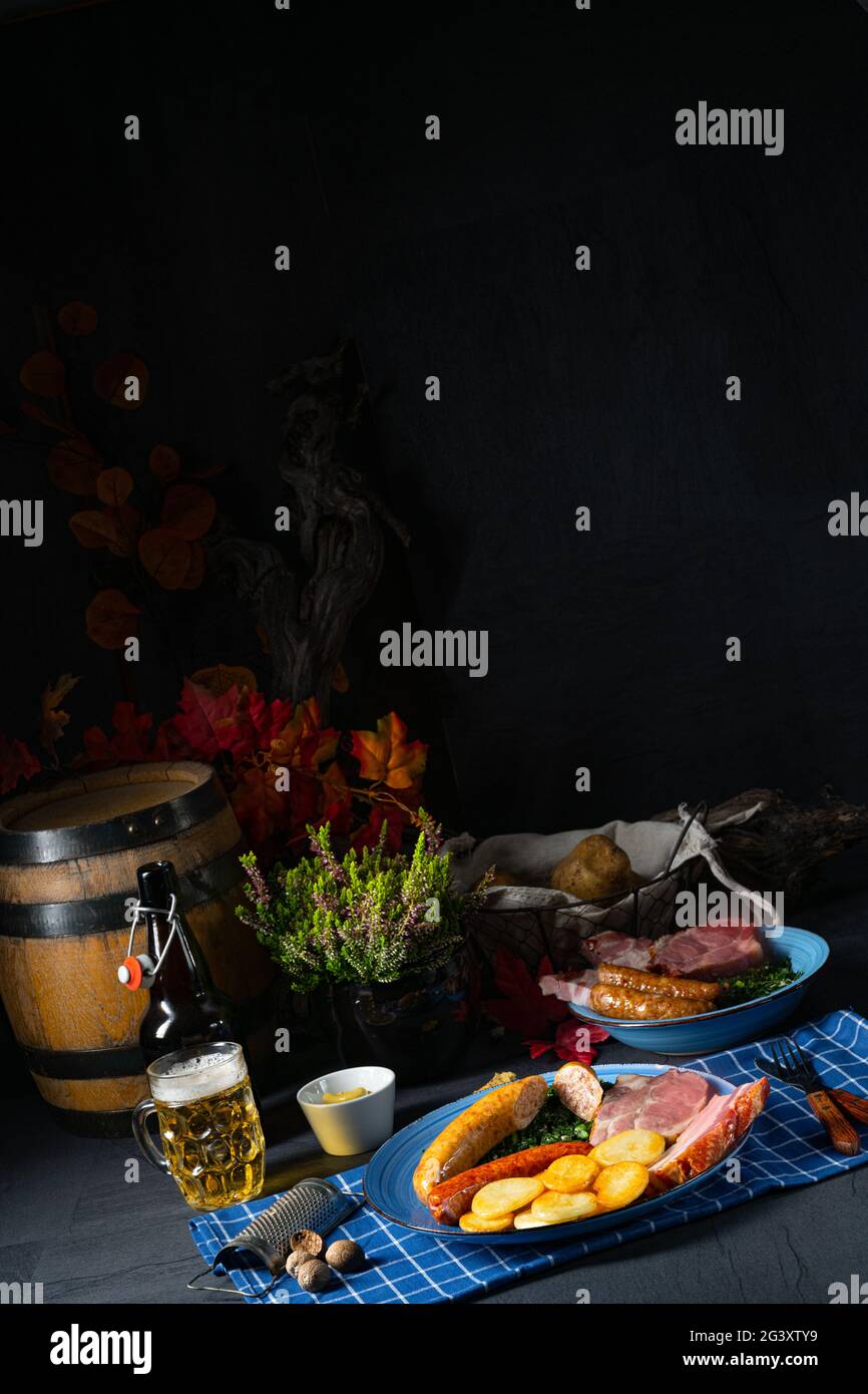 Köstlicher oldenburger Grünkohl mit Pinkelwurst Stockfoto