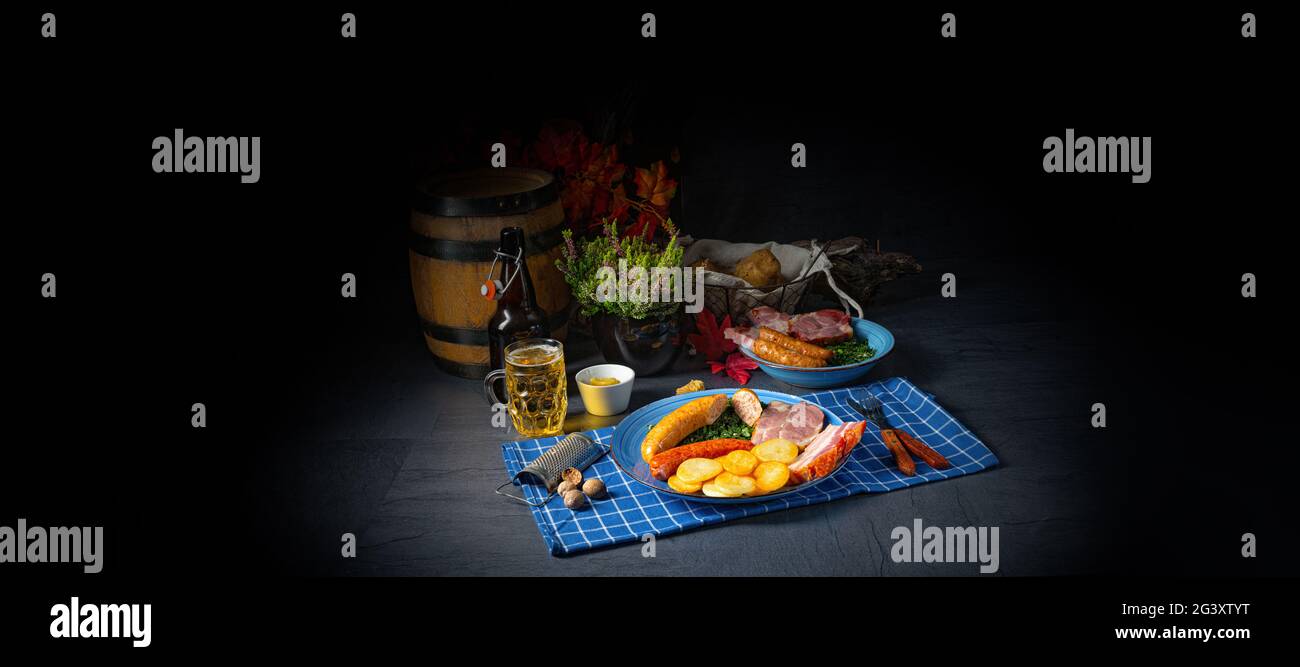 Köstlicher oldenburger Grünkohl mit Pinkelwurst Stockfoto