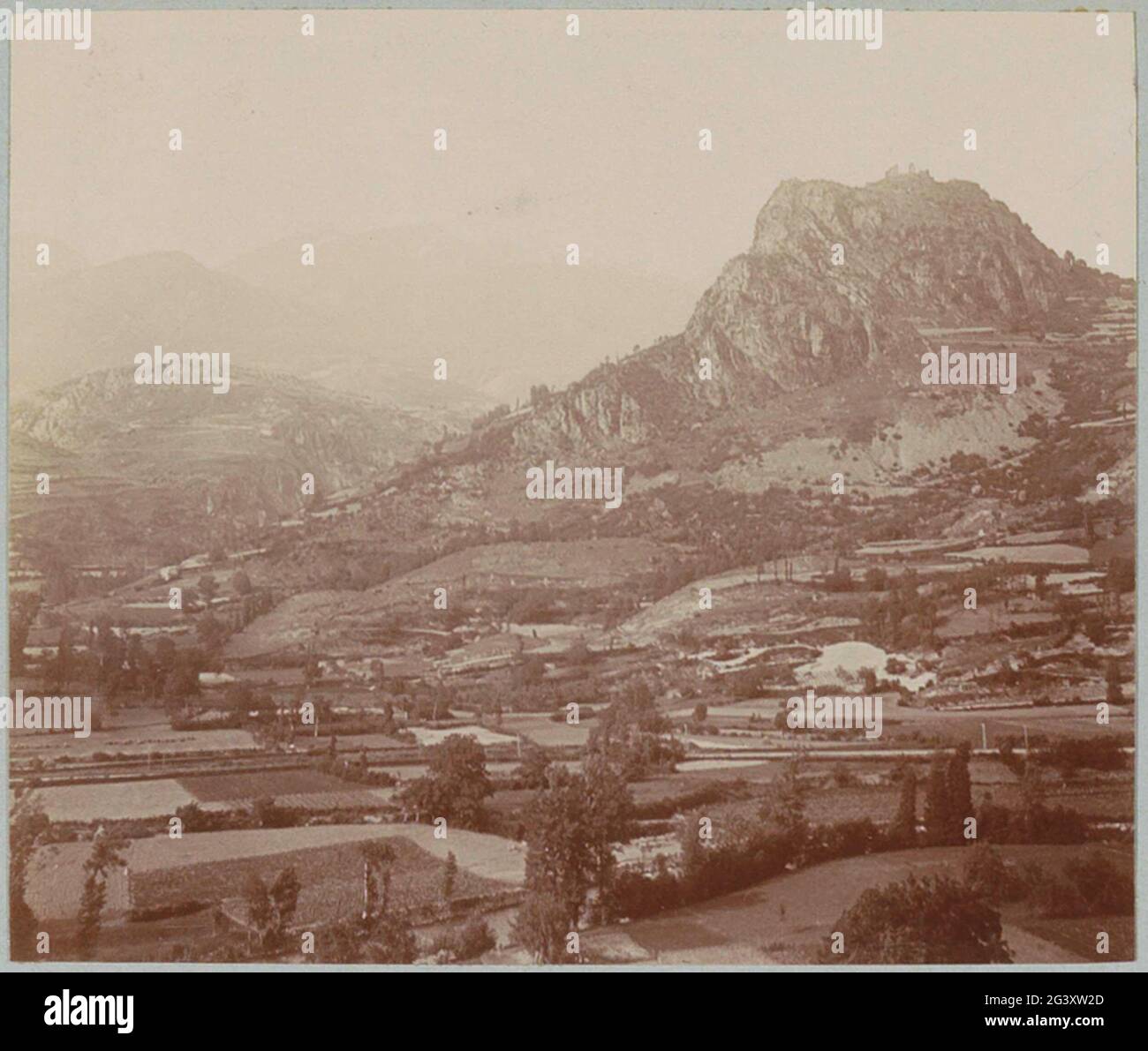 Blick auf einen Berg, vermutlich bei Tarascon-sur-Ariège. Teil eines französischen Amateurfotografen-Fotoalbums mit Sehenswürdigkeiten in Frankreich, der Schweiz und Italien. Stockfoto