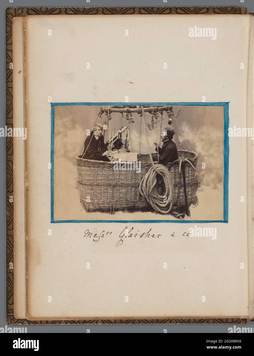 James Glaisher und Henry Coxwell in einem Heißluftballon. In einem Album mit rund 57 Porträts mit akqualisierten Randdekorationen. Es handelt sich hauptsächlich um Porträts im Carte-de-Visite-Format. Stockfoto