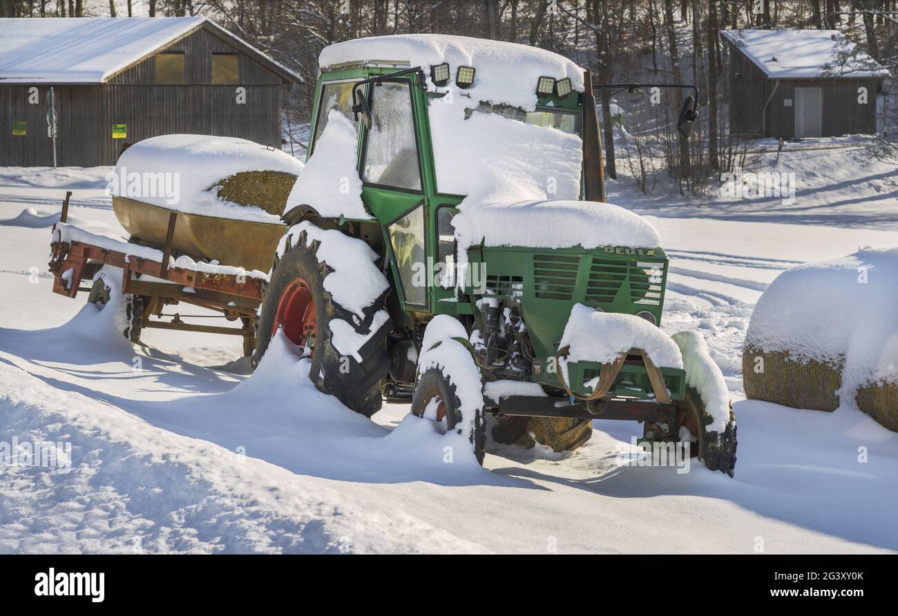 Der Traktor wird im Winter geparkt. Stockfoto