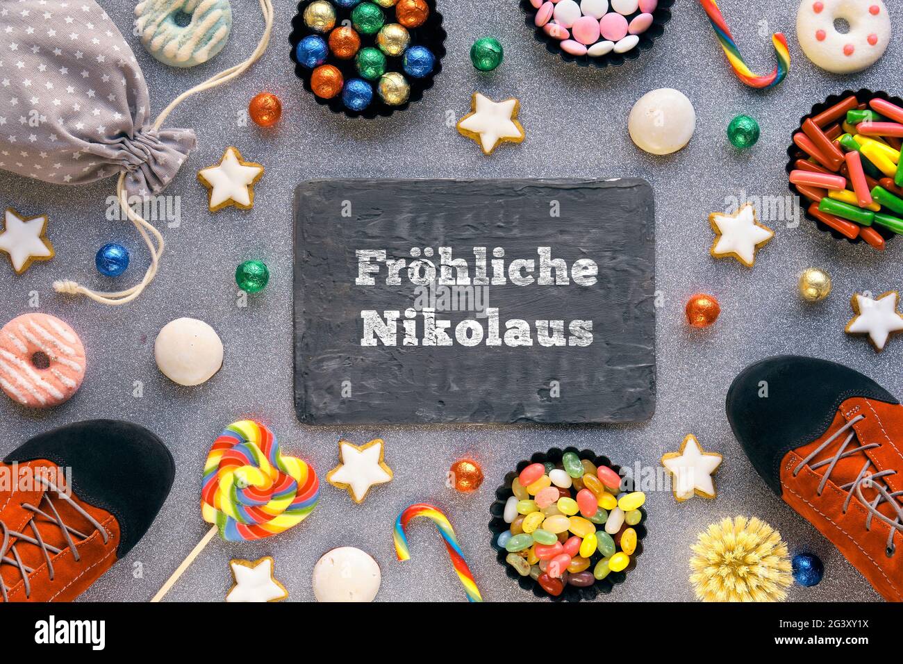 Text Frohliche Nikolaus bedeutet Happy St Nicolas Day. Traditioneller Feiertag in Deutschland und Westeuropa am 6. Dezember. Verschiedene Süßigkeiten, Süßigkeiten, Kekse Stockfoto