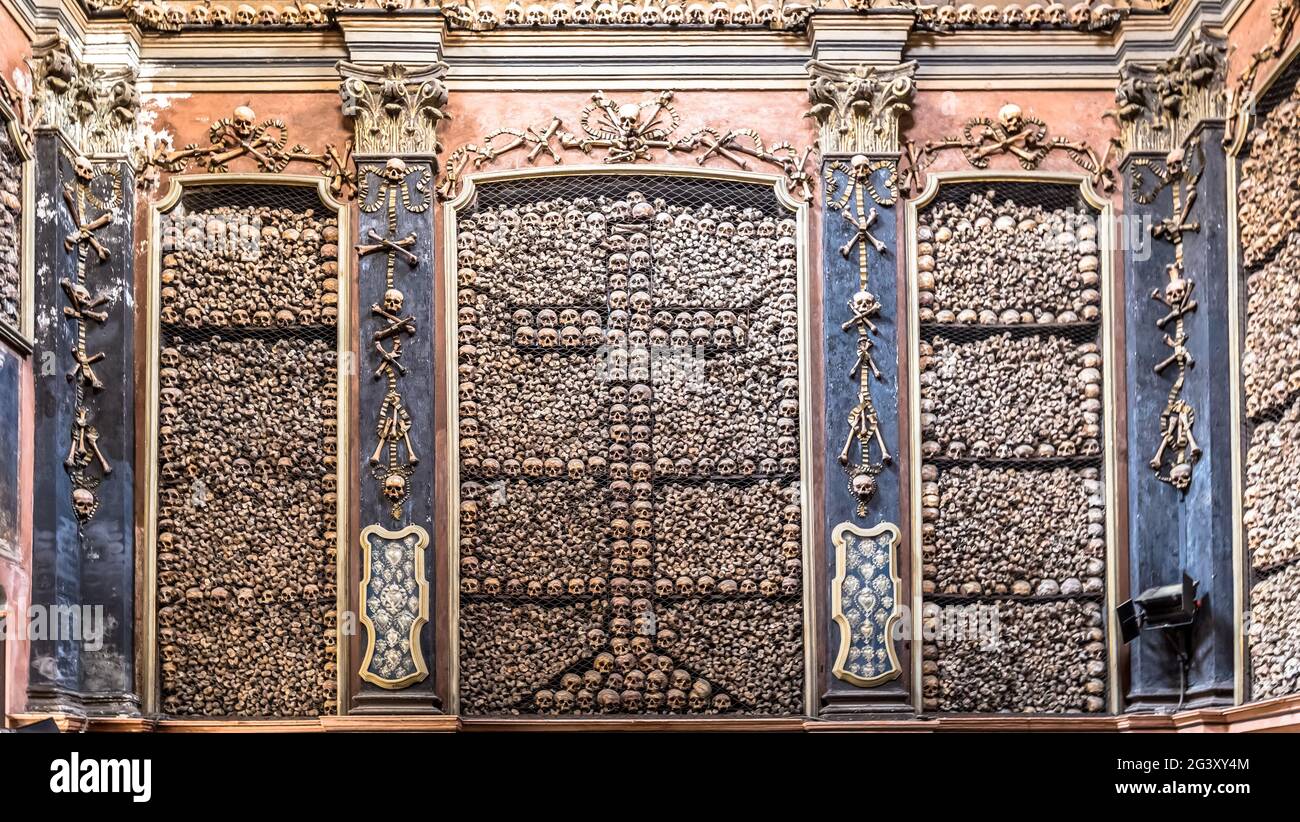 Mailand, Italien. Beinhaus-Kapelle in der Kirche San Bernardino alle Ossa. Stockfoto