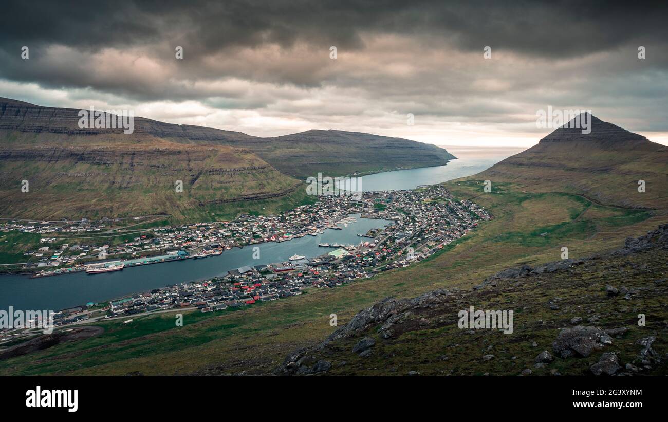 Stadt Klaksvik auf der Insel Bordoy von oben im Sonnenuntergang, Färöer-Inseln Stockfoto