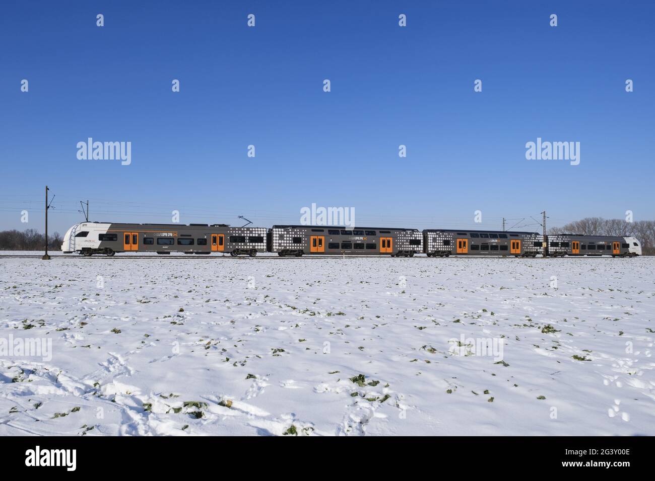 Lokaler Verkehr in der Schneelandschaft Stockfoto