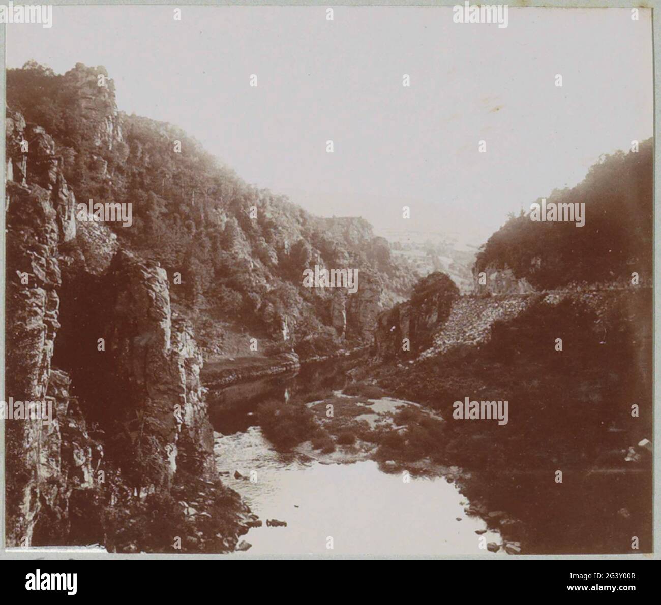 Blick auf die Sioule in der Auvergne. Teil des Fotoalbums eines französischen Amateurfotografen mit Aufnahmen von Reisen in Frankreich, Spanien, Belgien, Luxemburg und den Niederlanden, den ersten Automobilen und Autorassen. Stockfoto
