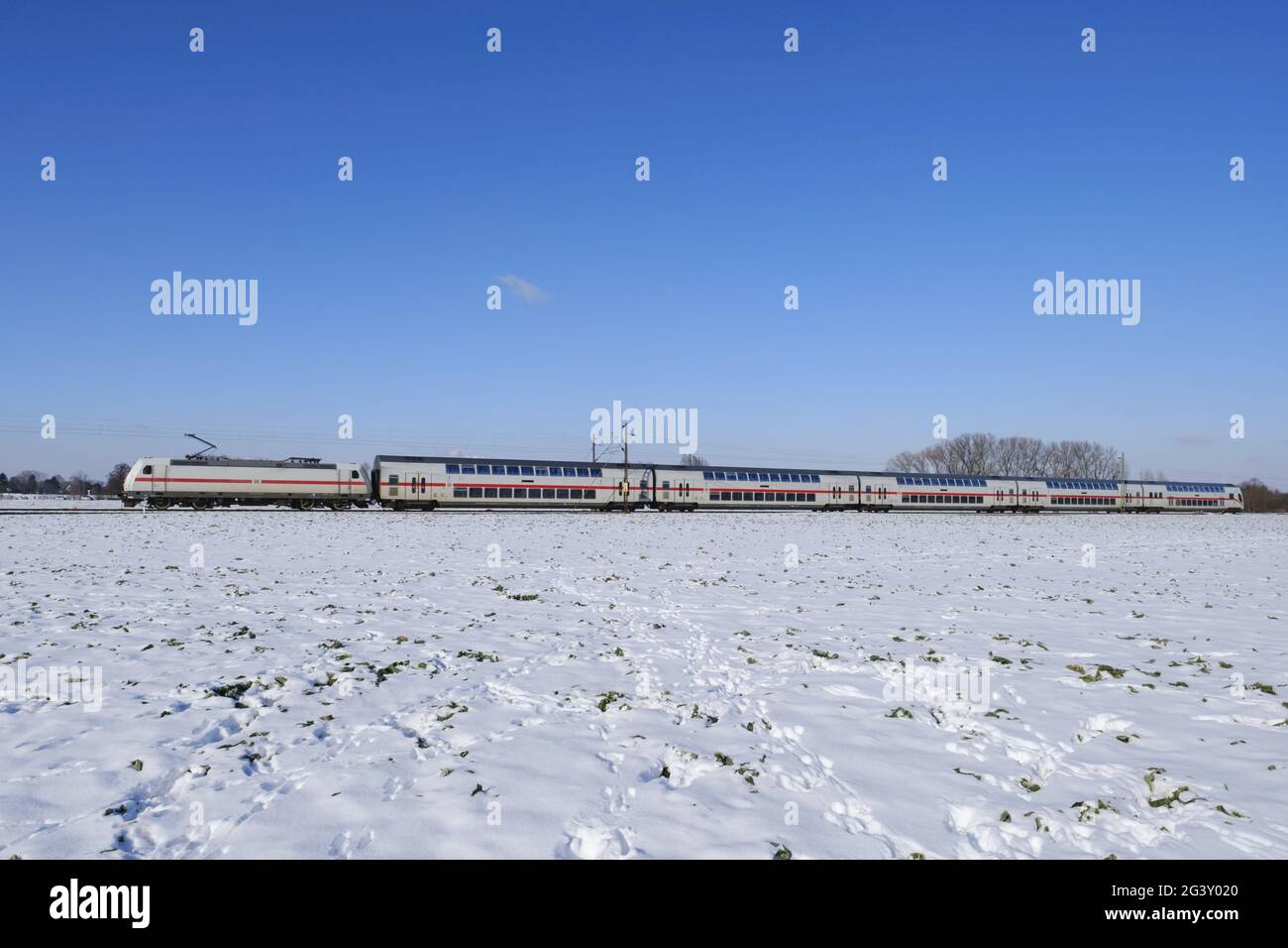 Intercity-Zug in der Schneelandschaft Stockfoto