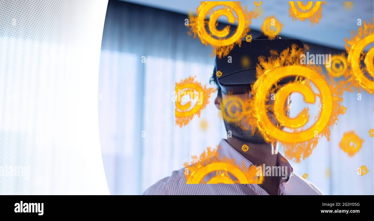 Copyright-Symbol auf Flammen über Mann mit vr-Headset vor weißem Technologie-Hintergrund Stockfoto