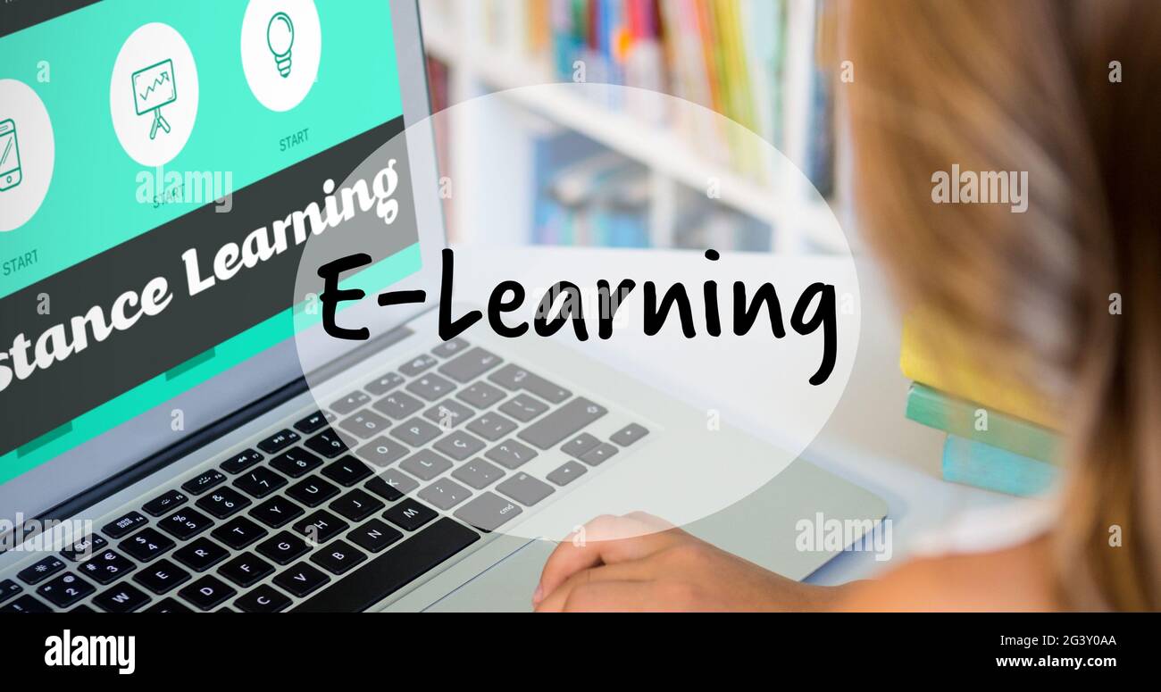 Zusammensetzung von Text E-Learning, über Schulmädchen mit Laptop in der Bibliothek Stockfoto