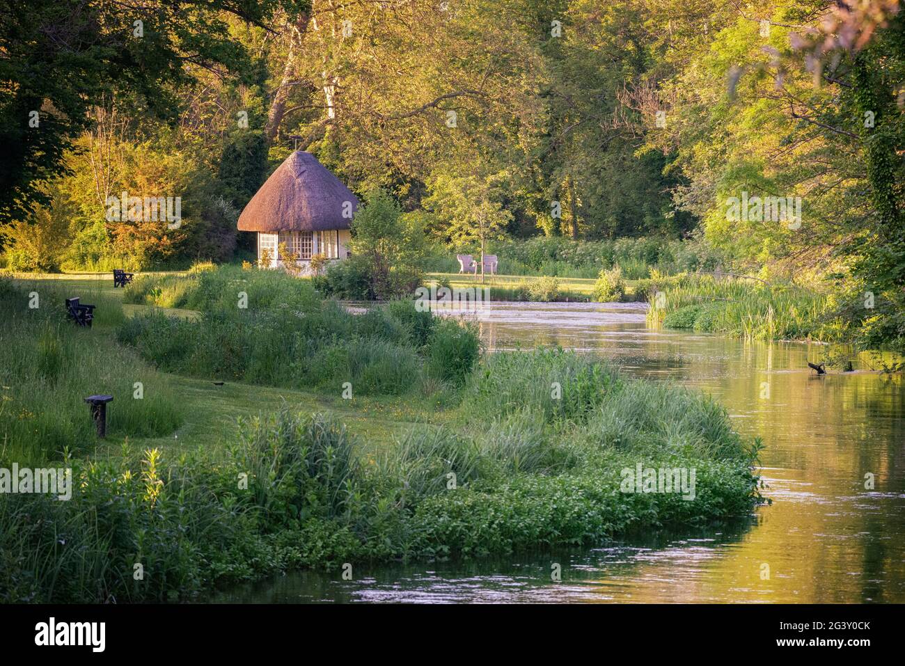 Fischerhütte am Ufer des Flusses Test Stockfoto