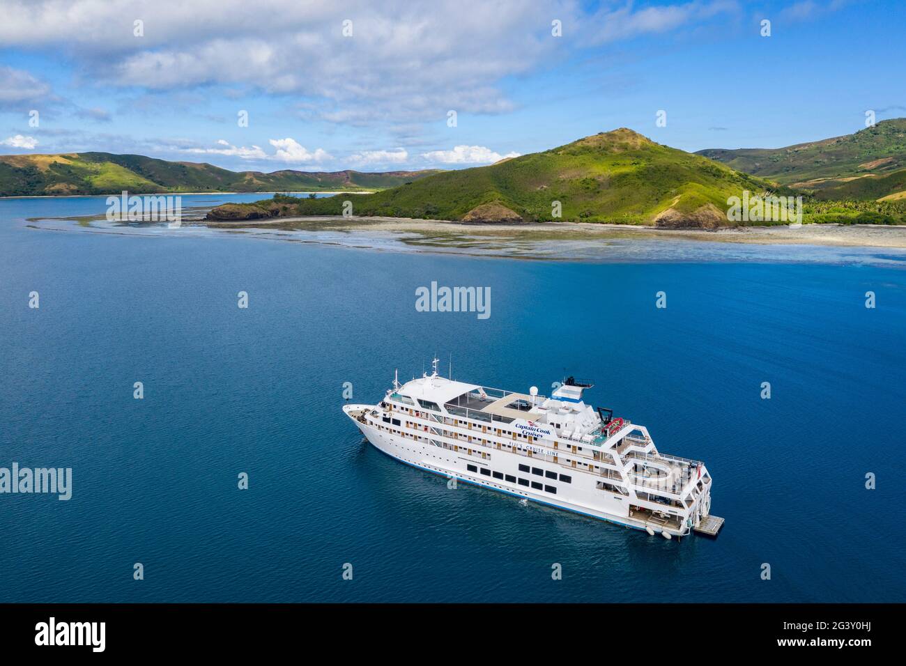 Luftaufnahme des Kreuzfahrtschiffs MV Reef Endeavour (Captain Cook Cruises Fiji) in Roadstead, Gunu, Naviti Island, Yasawa Group, Fiji Islands, Südpazifik Stockfoto