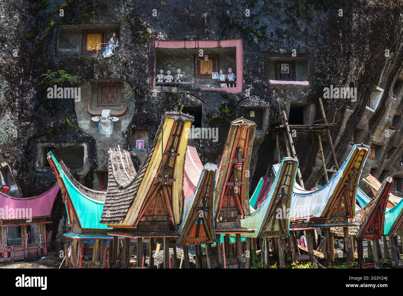 Häuser der Toten vor dem Loâ €™ko Mata Rock in Tana Toraja Stockfoto