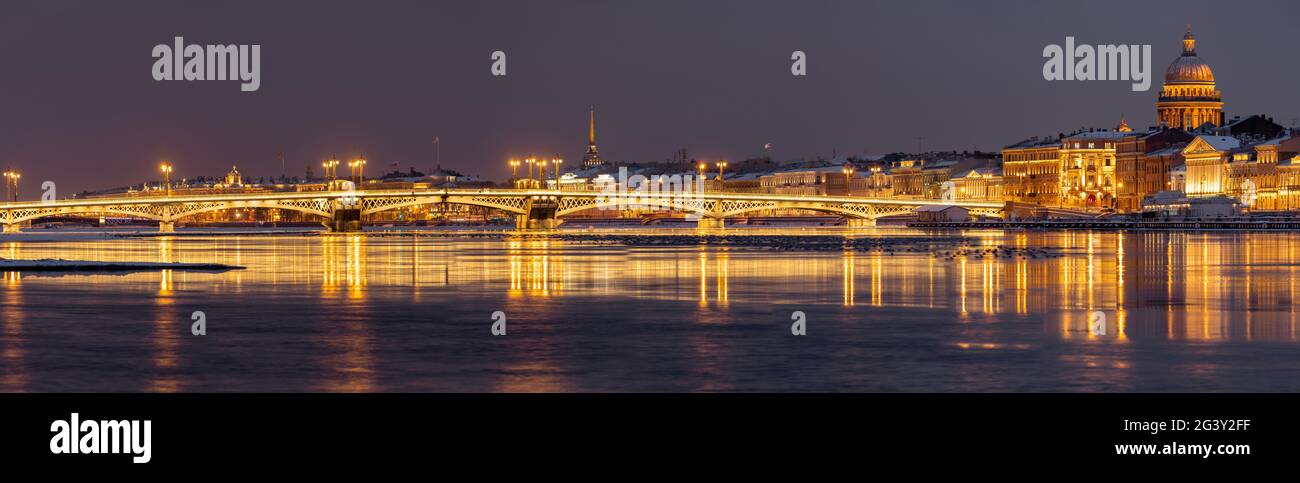 Das Panoramabild der Winternachtstadt Sankt-Petersburg, Blagoweschtschenski-Brücke, die Brücke des Leutnants Schmidt, ein Stockfoto