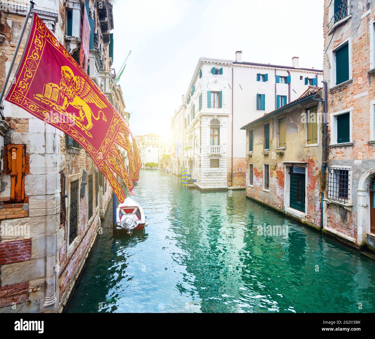 Venedig malerischer Kanal und Flagge der Venezianischen Republik Stockfoto