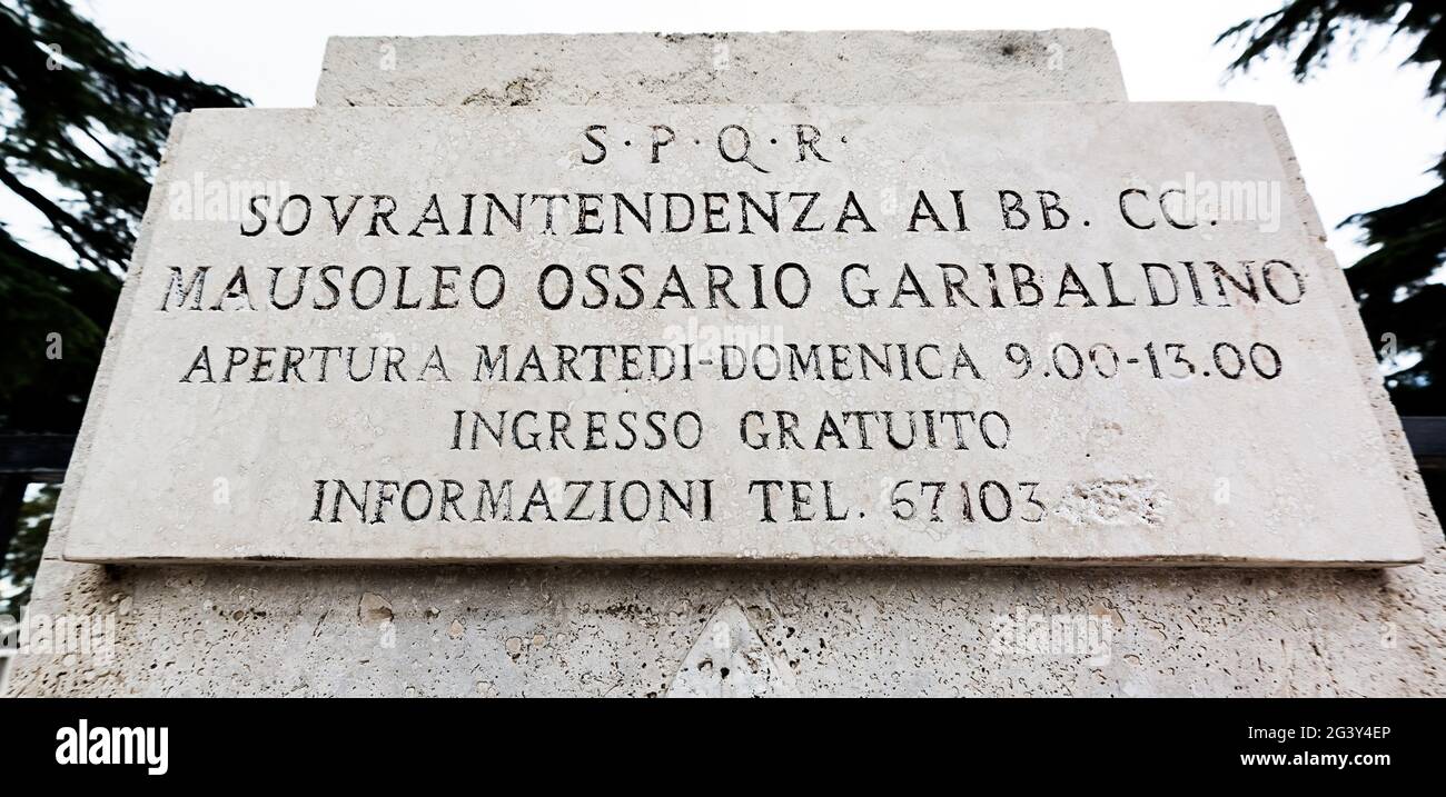 Informationsinschrift am Eingang zum Mausoleo Ossario Garibaldino Stockfoto