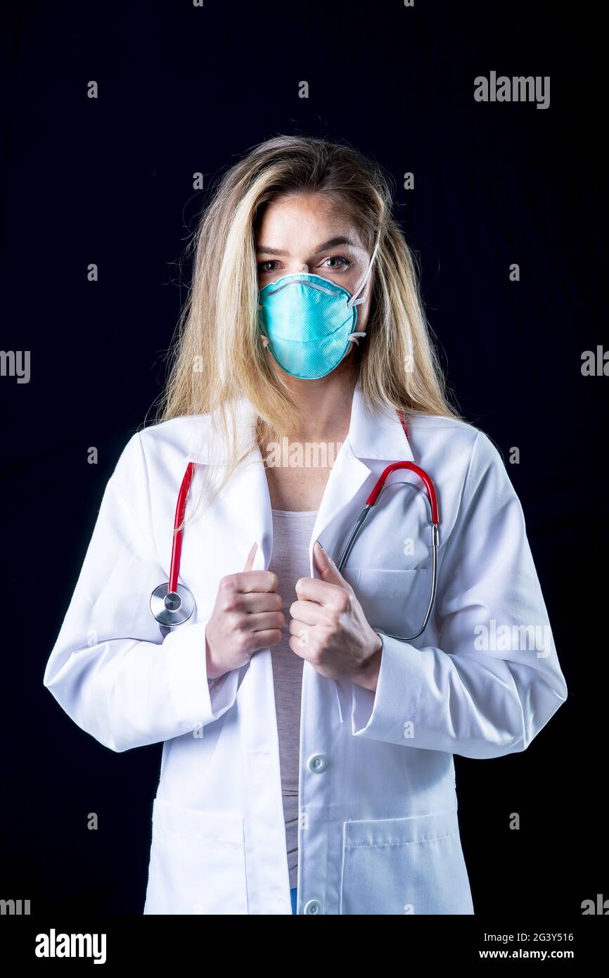 Der professionelle Arzt posiert in EINER Studioumgebung mit Schutzausrüstung Stockfoto