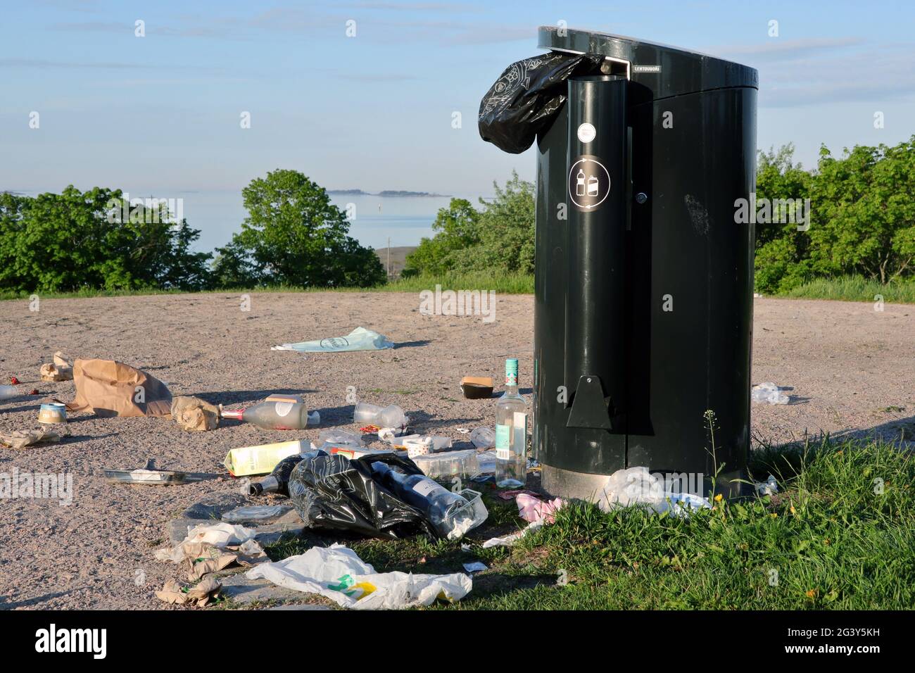 Müll und überlaufender Mülleimer im öffentlichen Park. Helsinki, Finnland. 5. Juni 2021. Stockfoto