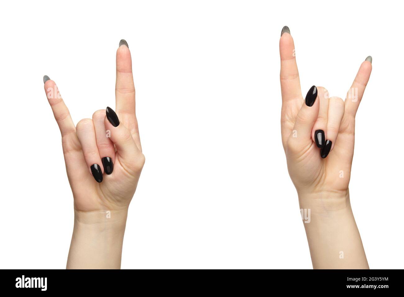 Weibliche Hände mit schwarzen Nägeln Maniküre isoliert auf weißem Hintergrund. Finger in Form eines Siegeszeichens. Stockfoto