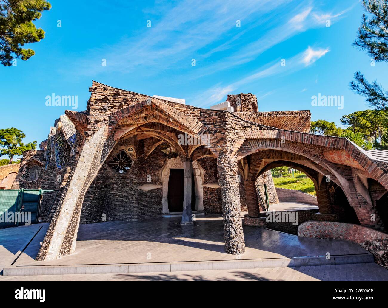 Unvollendete Antoni Gaudi Kirche, Colonia Guell, Katalonien, Spanien Stockfoto