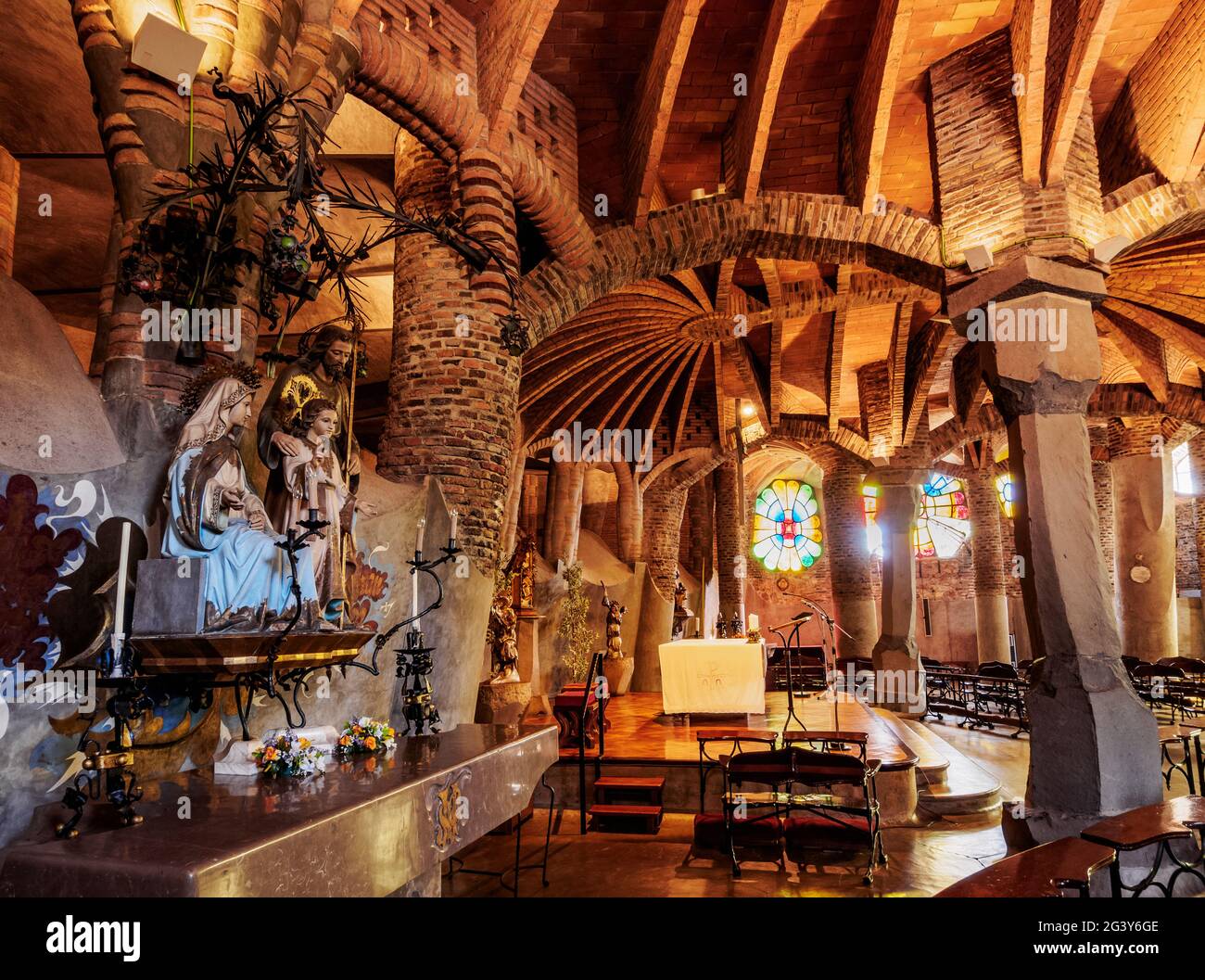 Unvollendete Antoni Gaudi Kirche, innen, Colonia Guell, Katalonien, Spanien Stockfoto