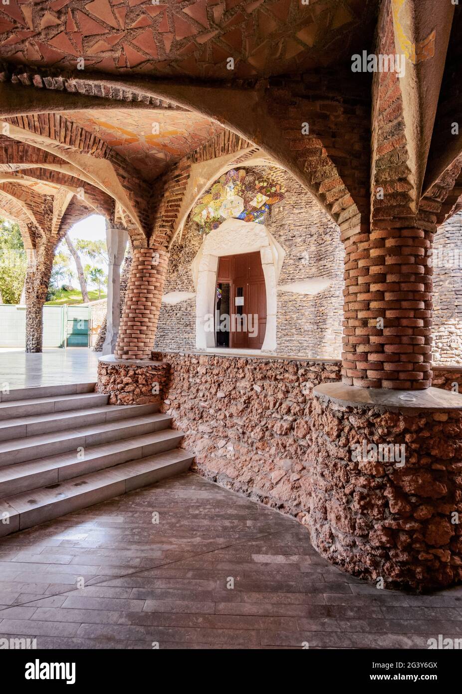 Unvollendete Antoni Gaudi Kirche, Colonia Guell, Katalonien, Spanien Stockfoto