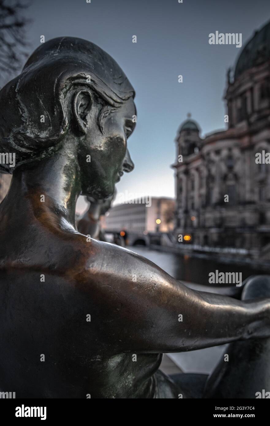 Blick auf den Berliner Dom vom Spreeufer mit den Bronzefiguren, Berlin, Deutschland Stockfoto