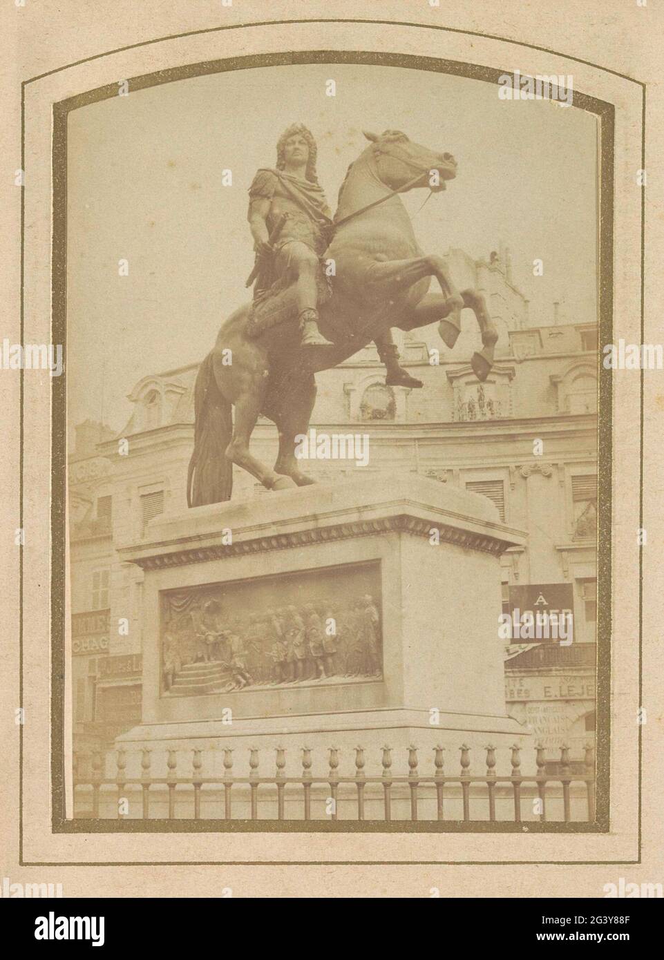 Reiterstatue von König Ludwig XIV. Auf dem Place des Victoires in Paris. Teil des Fotoalbums mit Kabinettfotos von Sehenswürdigkeiten in Paris. Stockfoto