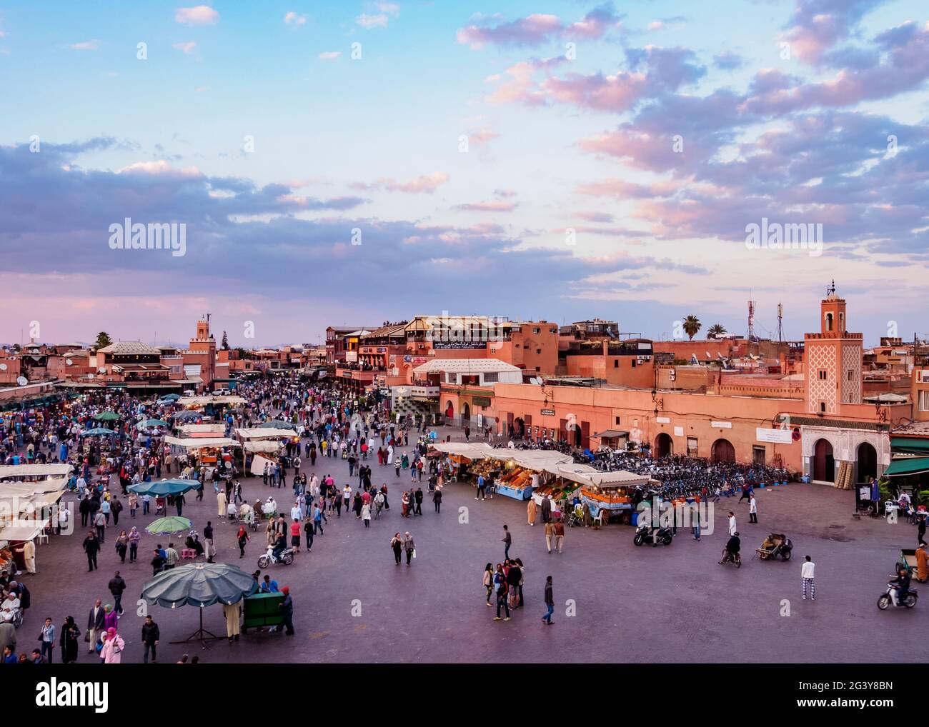 Jemaa el-Fnaa oder Jemaa el-Fna bei Sonnenuntergang, Platz und Markt in der Alten Medina, Marrakesch, Marrakesch-Safi-Region, Marokko Stockfoto