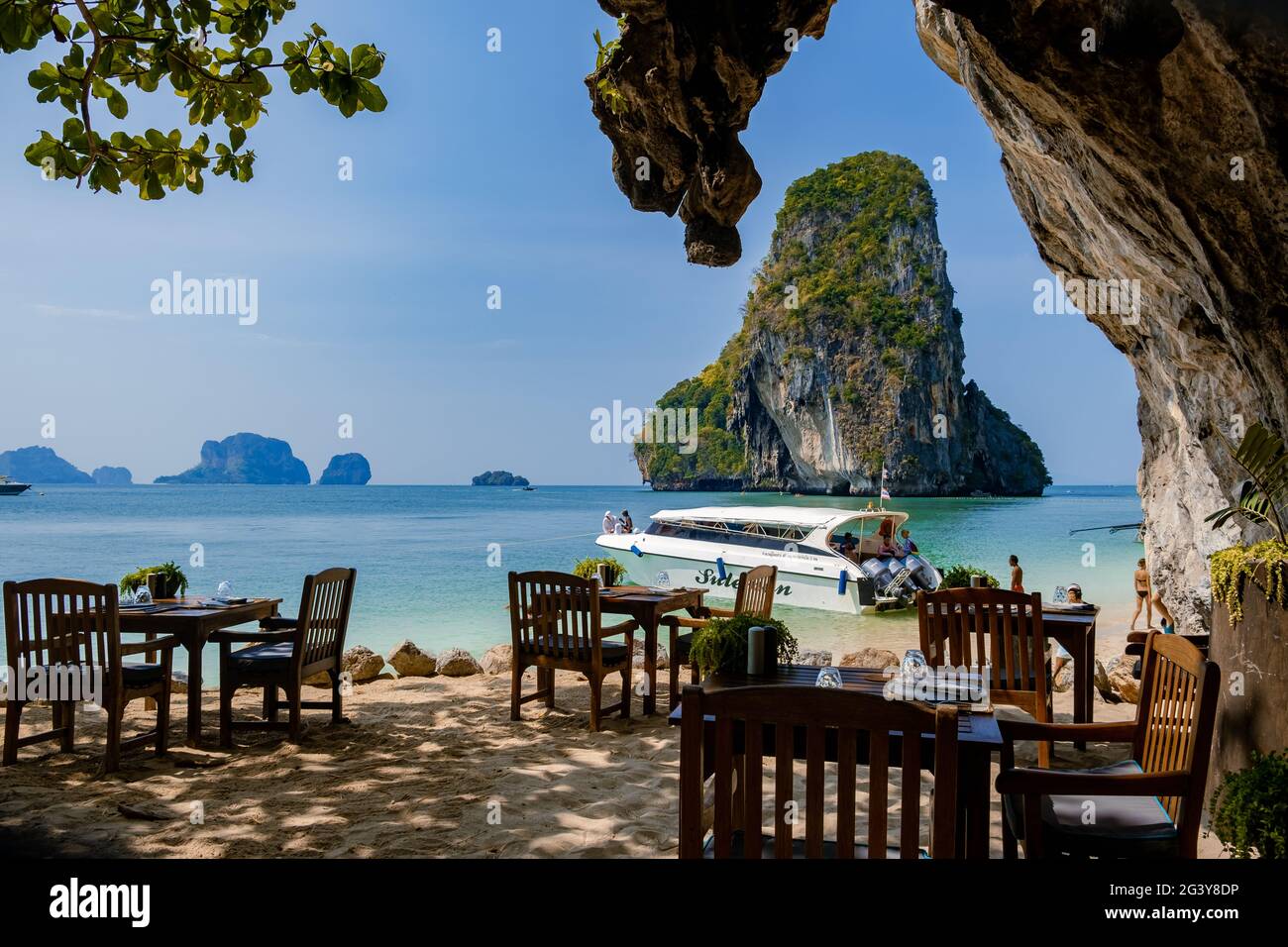 Dinner-Tische oder luchend am Strand Railay Beach mit einer wunderschönen Kulisse der Ko Rang NOK Insel in Thailand Krabi Stockfoto