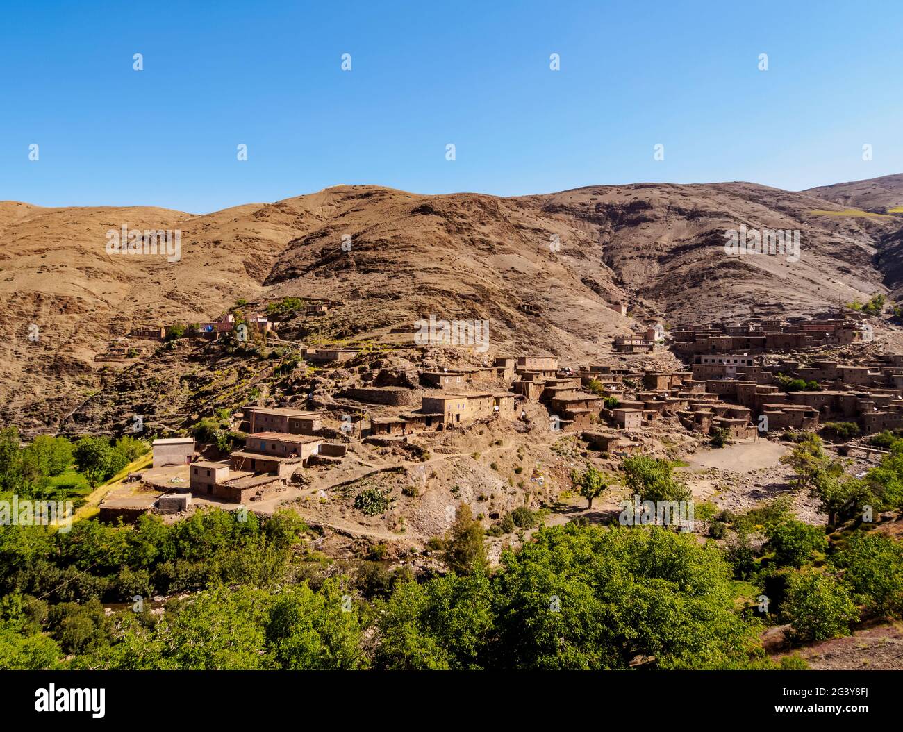 Tizi Ait Barka Dorf im Atlasgebirge mit alten traditionellen Häusern auf der Route von Marrakesch nach Ouarzazate, Marrakesch-Safi Region, Marokko Stockfoto